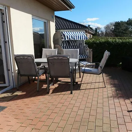 1 In The Happiness House Glowe